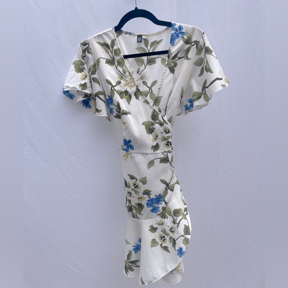 Floral chiffon-type wrap dress with flouncy sleeves